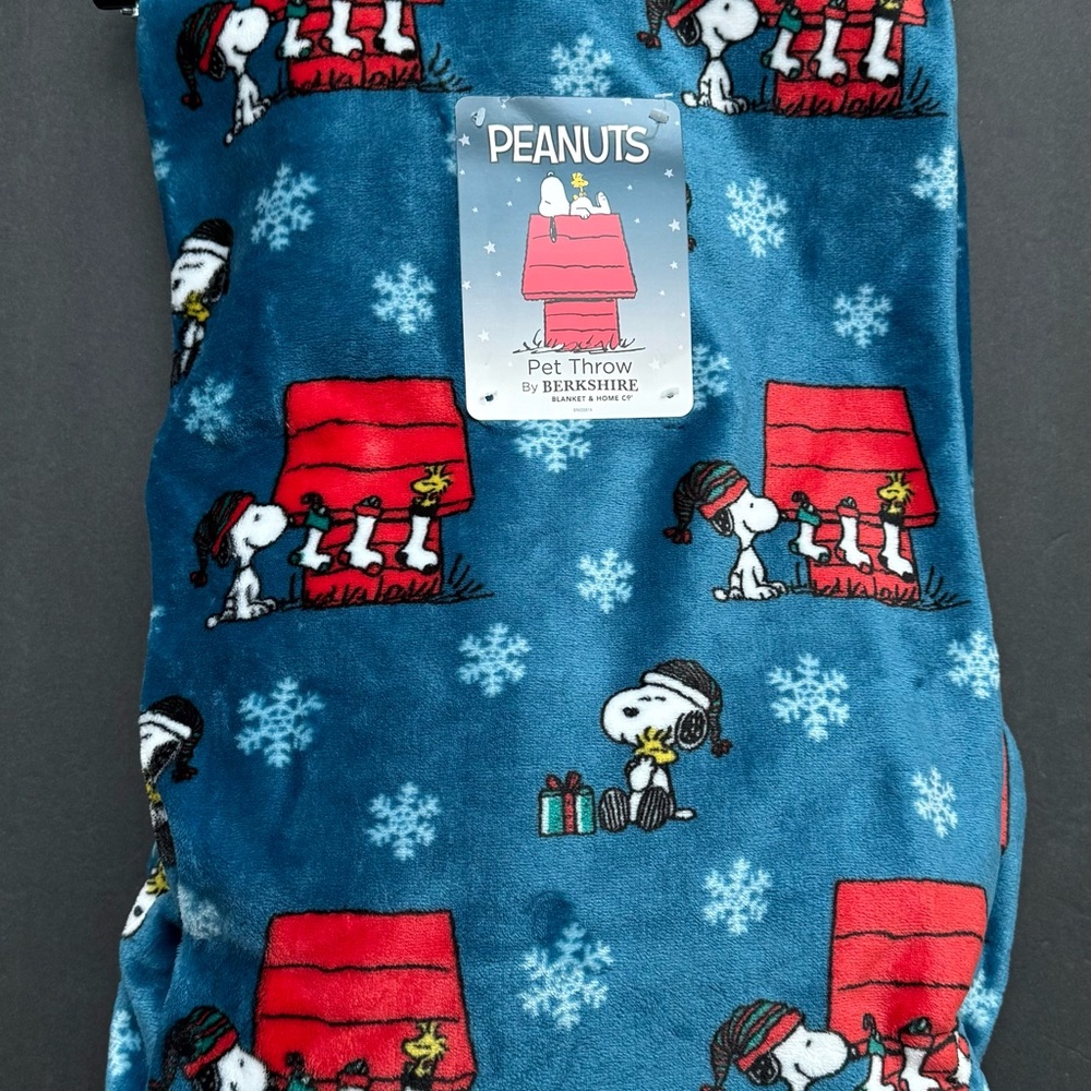 Peanuts Snoopy Christmas Holiday Dog House Berkshire Blanket Throw 60 x 70 NWT